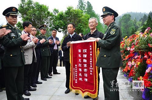 革命烈士袁文才塑像在井冈山茅坪落成(图)