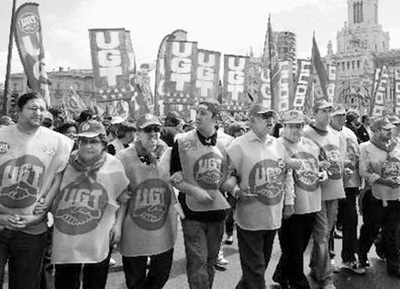 在西班牙首都马德里,工会游行队伍经过市政府附近。陈海通摄 新华社发 在西班牙首都马德里,工会游行队伍经过市政府附近。陈海通摄 新华社发