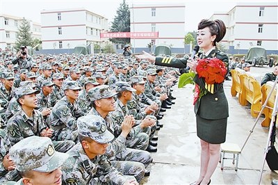 解放军文工团赴云南边防线慰问部队官兵(图)