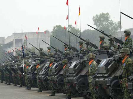 台湾陆军机械化部队接受检阅