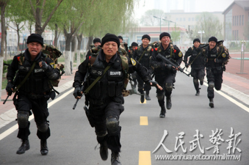 武警8630部队野外生存训练磨砺特战尖兵(图)