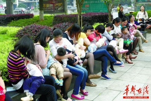 40余名母亲当街喂奶 吁普及公共场所哺乳室(图)