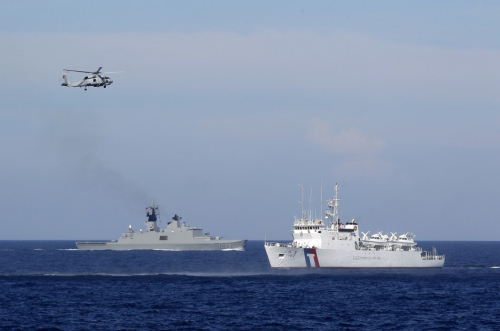 台湾海军"康定"级护卫舰出动演习