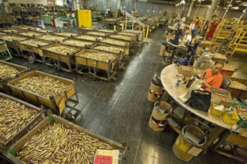 美国子弹生产现场,据称本国产量远不能满足美军需要