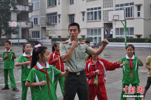 武警叔叔教孩子们武术 武警叔叔教孩子们武术