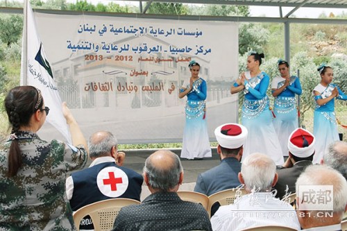 福利院的孩子们跳起云南民族舞真开心!(王强 摄) 福利院的孩子们跳起云南民族舞真开心!(王强 摄)