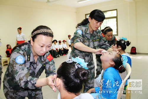 维和医疗队员正在为孩子们化妆,今天她们真漂亮。(杨胜超 摄) 维和医疗队员正在为孩子们化妆,今天她们真漂亮。(杨胜超 摄)