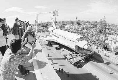 2012年10月12日,退役的“奋进”号航天飞机迁往永久驻地。新华社发 2012年10月12日,退役的“奋进”号航天飞机迁往永久驻地。新华社发