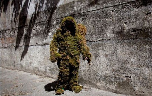 人们把自己从头到脚包裹起来