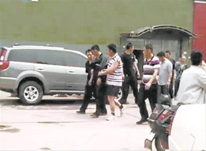 警察将嫌疑人带回询问。首席记者李东摄 警察将嫌疑人带回询问。首席记者李东摄