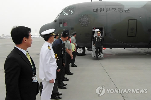 �������ϲ�ı�����鳤֣����6��4���������C-130����������ִ��й������죬֣�������й������ž��ܲ�ı��������Ͻ����л�̸�������쵼�˳������������й������ǵ�һ�Σ��������ϲ�ı���� ��ͼ��