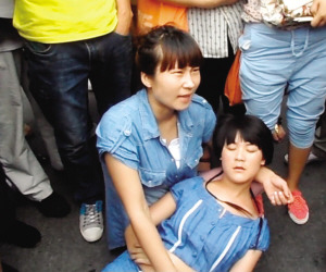 被打女孩犯心脏病,躺在同伴怀里 被打女孩犯心脏病,躺在同伴怀里