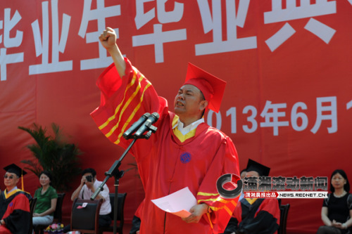 6��17�գ������ϴ�ѧ2013���ҵ����ҵ�����ϣ�У����ҢѧԺʿ�߾����ֶ�����ҵ������Ҫ�������ϵľ������ϵļ�ֵ�ж������ϵļ�ֵѡ��ͼ/���泿����������ͨѶԱ ��С��