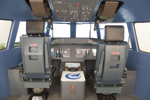 民用航空电子综合系统(陈鹏 摄) 民用航空电子综合系统(陈鹏 摄)