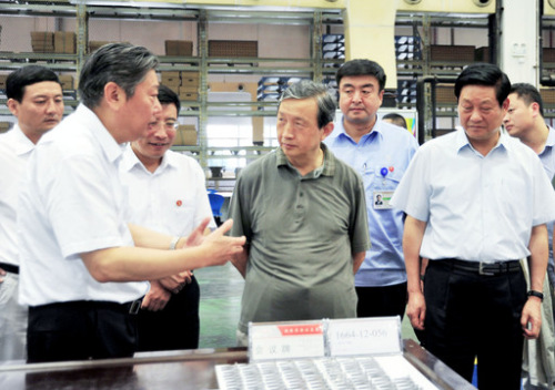 林左鸣陪同时任国务委员兼国务院秘书长、现任国务院副总理马凯在西航调研。 林左鸣陪同时任国务委员兼国务院秘书长、现任国务院副总理马凯在西航调研。