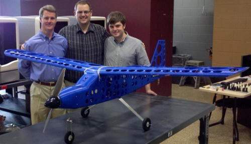 美国弗吉尼亚大学两位学生通过3d打印技术制造出一架模型飞机并成功