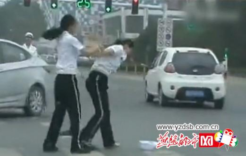 ���ѽ�ͷʵ����ɽ����Ů������·�����˴�