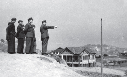 贺龙(右)、李达(右二)、黄立清(前左)等在重庆北碚山坡上视察某部门领导新盖的“小洋楼” 贺龙(右)、李达(右二)、黄立清(前左)等在重庆北碚山坡上视察某部门领导新盖的“小洋楼”