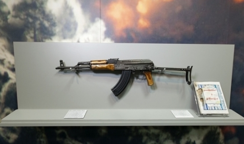 ������ǰ����Я����AK-47ͻ����ǹ