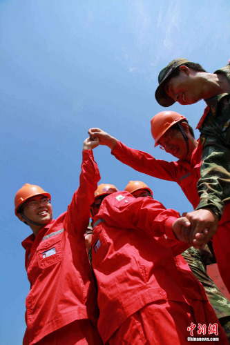 7月31日,山东省东营市边防支队的国家二级心理咨询师-王晓龙,正在渤海埕岛30A海上作业平台上组织工人们进行团体心理行为训练。梁犇 摄 7月31日,山东省东营市边防支队的国家二级心理咨询师-王晓龙,正在渤海埕岛30A海上作业平台上组织工人们进行团体心理行为训练。梁犇 摄