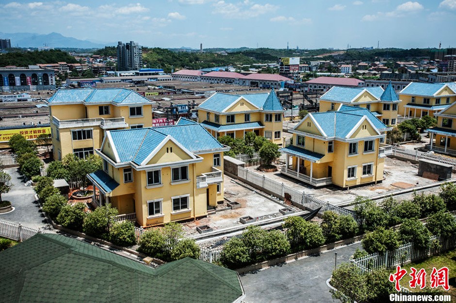 如此大胆英少年驯兽师为狮子做足底按摩17