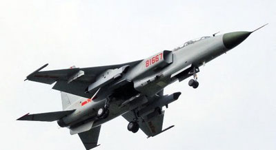 携带电子战吊舱的歼轰-7A 携带电子战吊舱的歼轰-7A