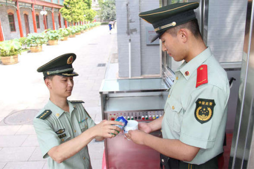 8月5日中午,中队长于井冬为执勤战士送上清凉冷饮 8月5日中午,中队长于井冬为执勤战士送上清凉冷饮