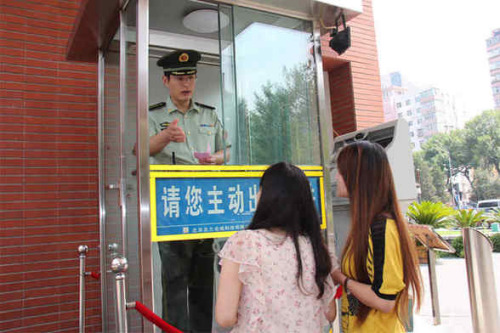 8月5日中午,中队指导员张文杰在哨位上核对每一位来访人员,文明执勤 8月5日中午,中队指导员张文杰在哨位上核对每一位来访人员,文明执勤