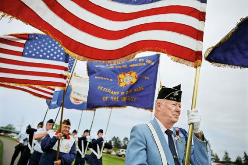 ��2013 ��5 ��26 �գ������μӳ���ս�����ϱ����������մ���С�ٲ��е�����սʿ�����ջ�Ͼ��Ź������С�