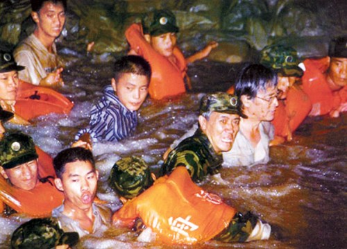 电影《惊涛骇浪》剧照 电影《惊涛骇浪》剧照