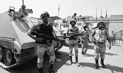 士兵在关押前总统穆巴拉克的托拉监狱外警戒 士兵在关押前总统穆巴拉克的托拉监狱外警戒