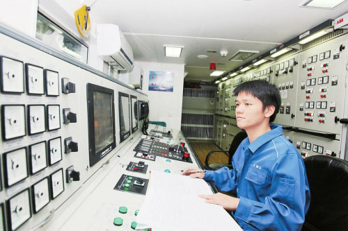 值班员奋战在机舱控制室 值班员奋战在机舱控制室