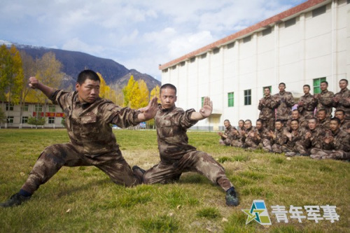 训练间隙,师兄弟俩(左为师弟王旭飞、右为师哥李光兴)为官兵表演武术。 训练间隙,师兄弟俩(左为师弟王旭飞、右为师哥李光兴)为官兵表演武术。