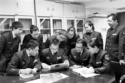 ����ܹ���֤����װ������δ�����¶�������Ҫ��ͬʱ���ܹ�����Ч�ذ�������װ�������쵼������ҵ��������Ϊ˫�������ı����ߣ���Ҫ���ľ��Ǻ���װ���о�Ժ����������о����ŵ���ѯ���顣ͼΪ����װ���о�Ժĳ�о���ˮ���о��Ŷӡ�