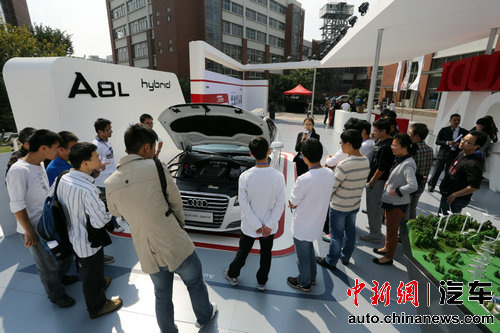 奥迪的顶尖汽车科技引发了学生们的浓厚兴趣 奥迪的顶尖汽车科技引发了学生们的浓厚兴趣