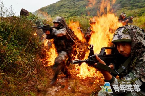火中冲锋!直击成都军区某团高难度战训(组图)