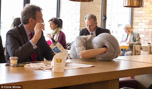 Ů�Ӵ��ϡ����������ڲ���˯�����������Աߵ���ʿ��