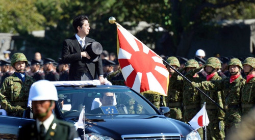 安倍检阅自卫队阅兵 称仅靠正常训练不够(组图) 安倍检阅自卫队阅兵 称仅靠正常训练不够(组图)