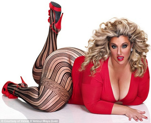 ά��ά��(Velvet D'Amour)��һ��������ģ�أ�����ͬʱ������Ӱʦ��ʱ����־�༭����ְ��