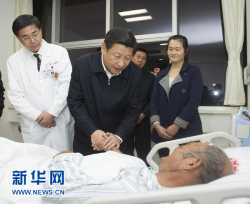 11��24�գ��й���������ǡ�������ϯ�������ί��ϯϰ��ƽ����ɽ���ൺ������Ƶ����ÿ�������Ϋ���͹���й©������ȼ�¹����չ���������ϰ��ƽ���ൺ��ѧ����ҽԺ�Ƶ���Ժ����ο����Ա���»������ �ƾ��� �� 