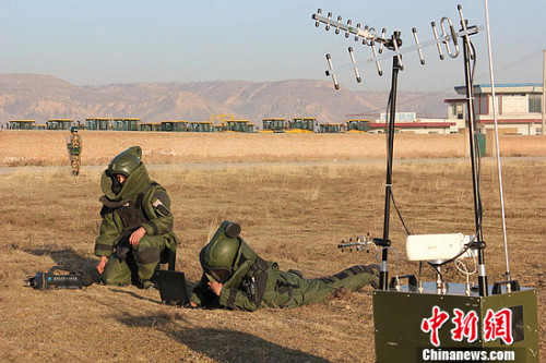 12��4�գ��ڸ����侯ĳ��ѵ����������졢ͨ�š������ֶ�Ϊ���Ĵ�ͻ����ʵս���ϳ�������ʽ�����Ļ��ͼΪ���ų���ը��������