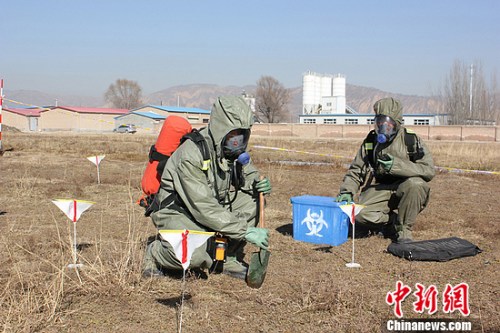  12��4�գ��ڸ����侯ĳ��ѵ����������졢ͨ�š������ֶ�Ϊ���Ĵ�ͻ����ʵս���ϳ�������ʽ�����Ļ��ͼΪ��մȾ�������ɼ�������