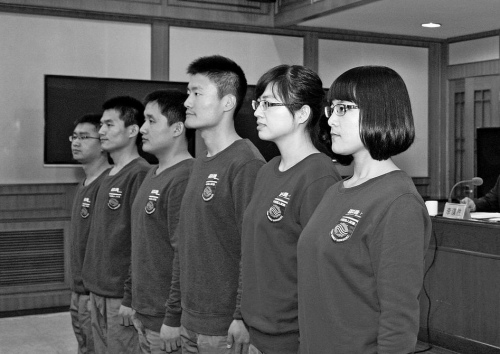 从左至右:陈云赛、刘晓辉、齐海滨、杨一帆、张奕、赵晟娅 从左至右:陈云赛、刘晓辉、齐海滨、杨一帆、张奕、赵晟娅