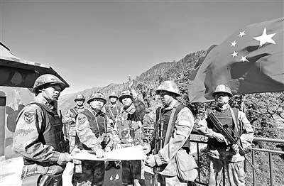 陆空联合观察空情变化。 陆空联合观察空情变化。