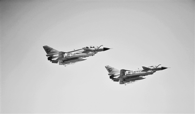 某新型战机演练双机抵近查证“低慢小”目标。 某新型战机演练双机抵近查证“低慢小”目标。