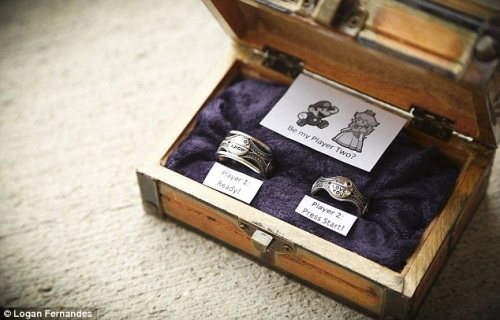 罗根将他们的结婚戒指装在一个精巧的小盒子里,以模仿经典游戏《超级玛丽》开局的形式呈现给了布鲁克。 罗根将他们的结婚戒指装在一个精巧的小盒子里,以模仿经典游戏《超级玛丽》开局的形式呈现给了布鲁克。