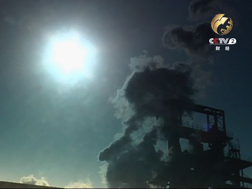 武安市午汲镇圆柏树村附近工厂遮天蔽日的浓烟 武安市午汲镇圆柏树村附近工厂遮天蔽日的浓烟