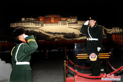 2012��1��21�ճ�ϦҹǰϦ�������ܶӳ���սʿվ�ڣ�ȷ���ٱ��ܿ���һ�������Ĵ���