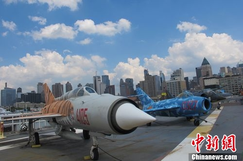 图为美国无畏号航母上的战机 韩胜宝摄 图为美国无畏号航母上的战机 韩胜宝摄