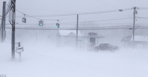 ŦԼ���ܱ�һ���ڷ�ѩ֮�м����������ʮ��·�ڡ�